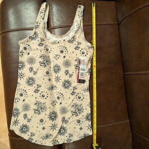 Cute No Boundaries Scoop Neck Tank Top in a Beige Celestial Print Size S (3-5).